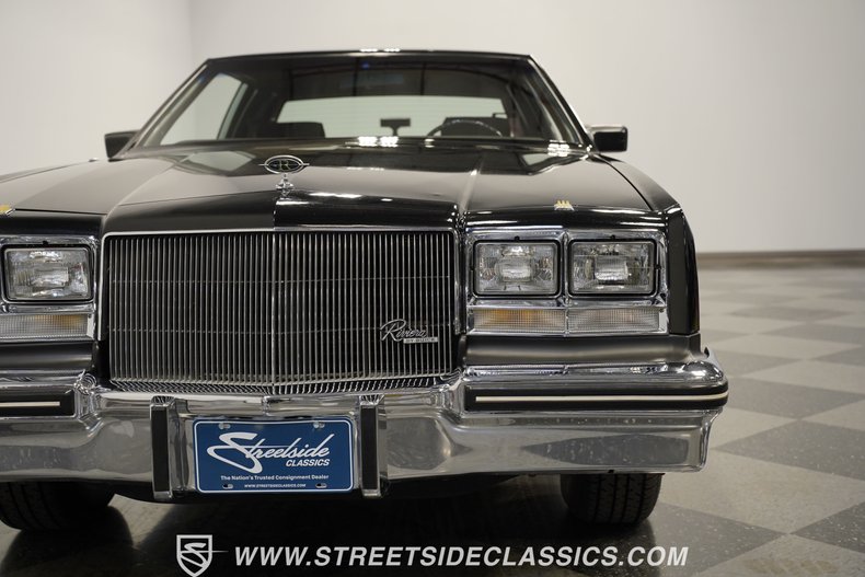 Buick-Riviera-1985-Black-Dark-Red-1