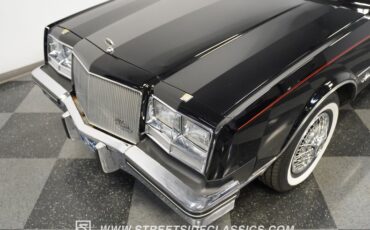 Buick-Riviera-1985-Black-Dark-Red-2