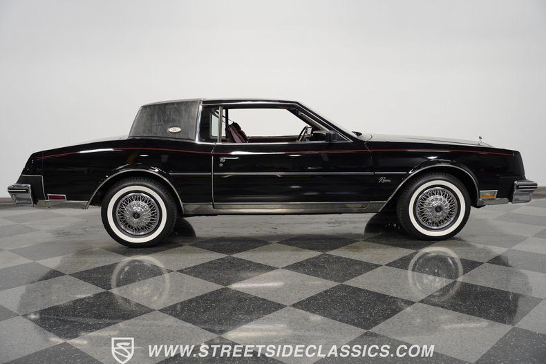Buick-Riviera-1985-Black-Dark-Red-29