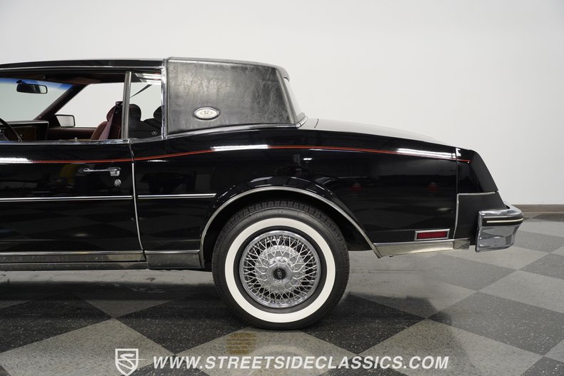 Buick-Riviera-1985-Black-Dark-Red-34