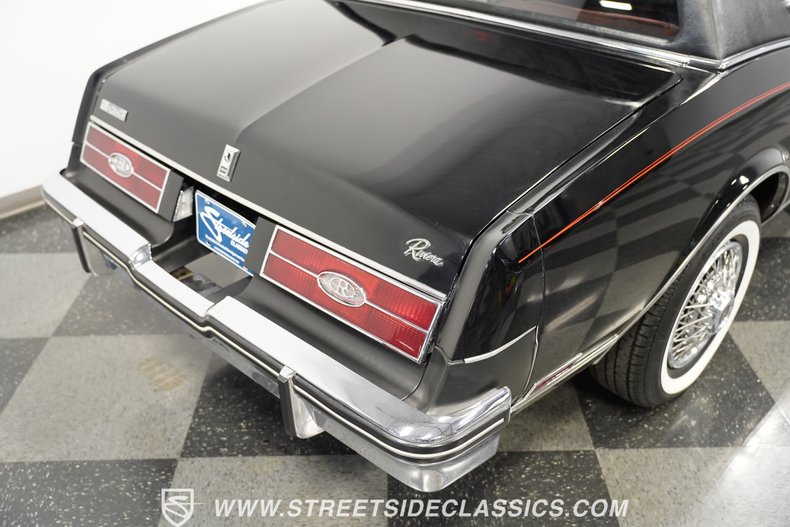 Buick-Riviera-1985-Black-Dark-Red-36