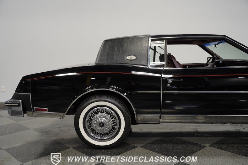 Buick-Riviera-1985-Black-Dark-Red-38