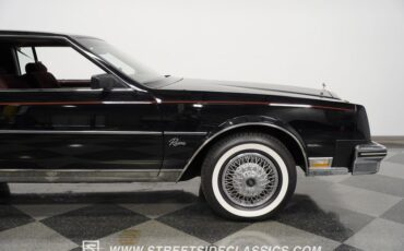 Buick-Riviera-1985-Black-Dark-Red-39
