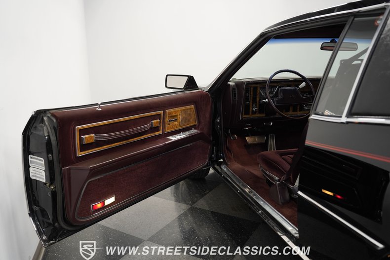 Buick-Riviera-1985-Black-Dark-Red-4