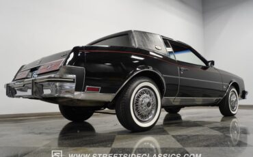 Buick-Riviera-1985-Black-Dark-Red-47