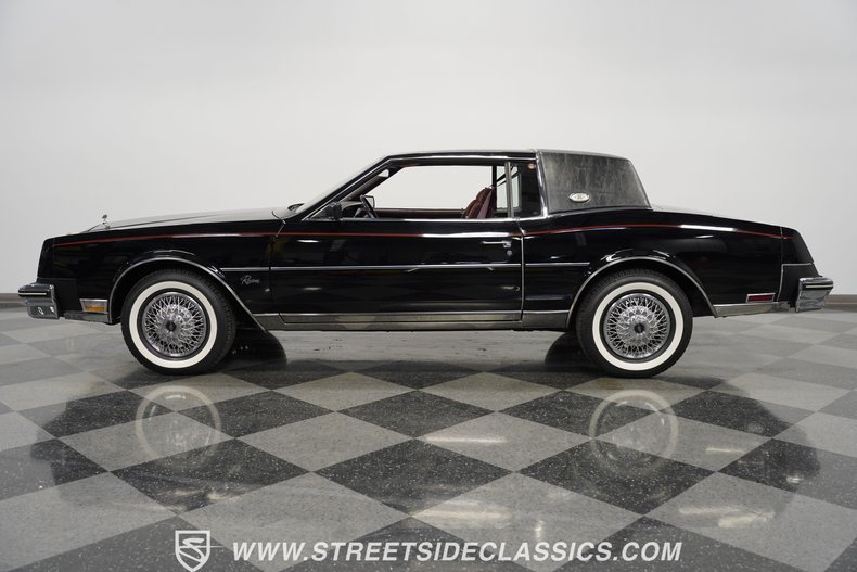 Buick-Riviera-1985-Black-Dark-Red