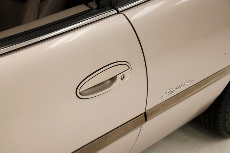 Buick-Riviera-1995-Platinum-Beige-Metal-Beige-25