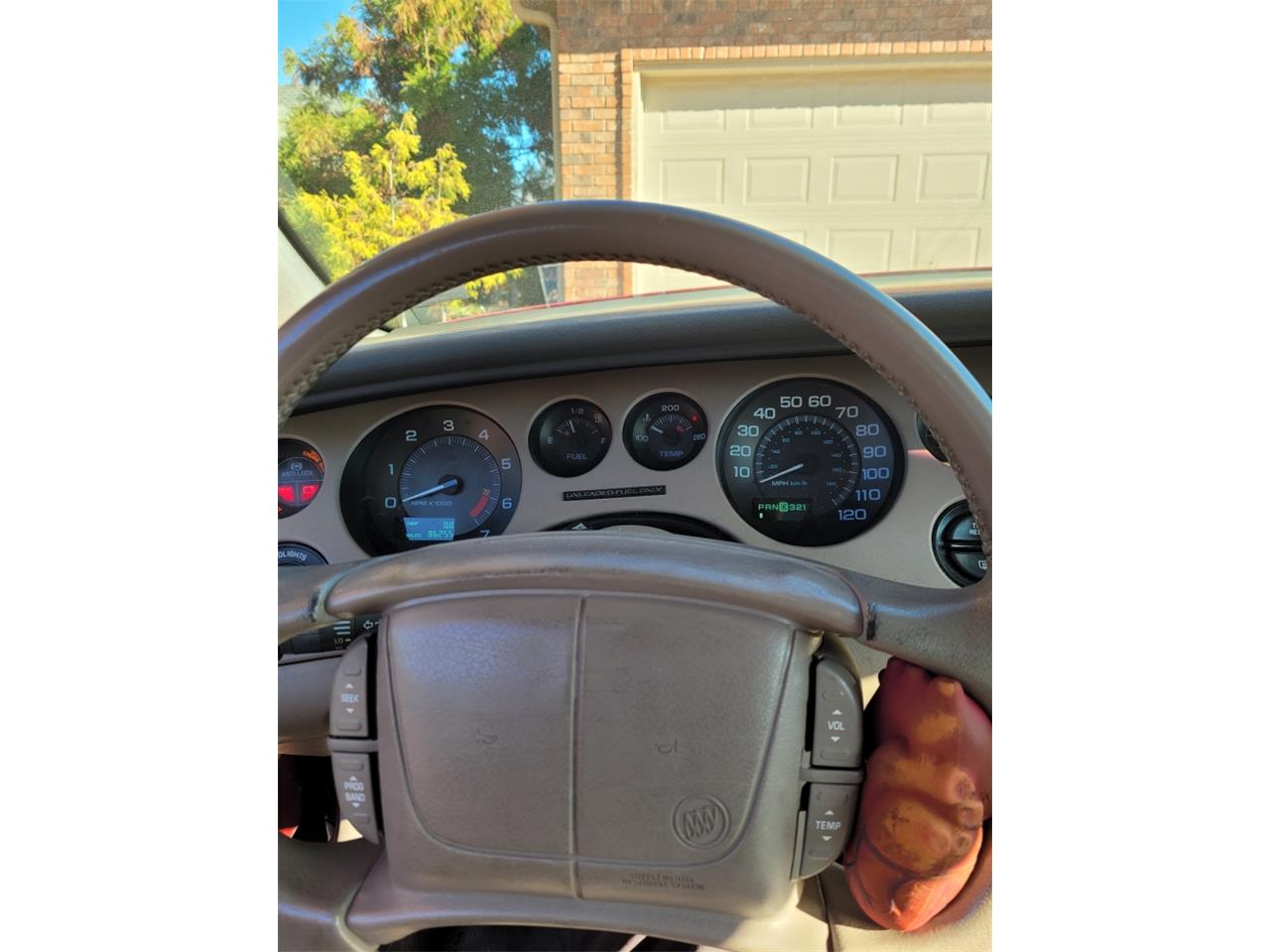 Buick-Riviera-1995-Red-Patina-finish-Tan-leather-27