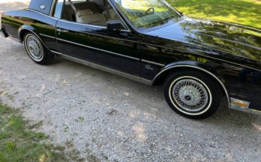 Buick-Riviera-5.0-v-8-1984-black-1