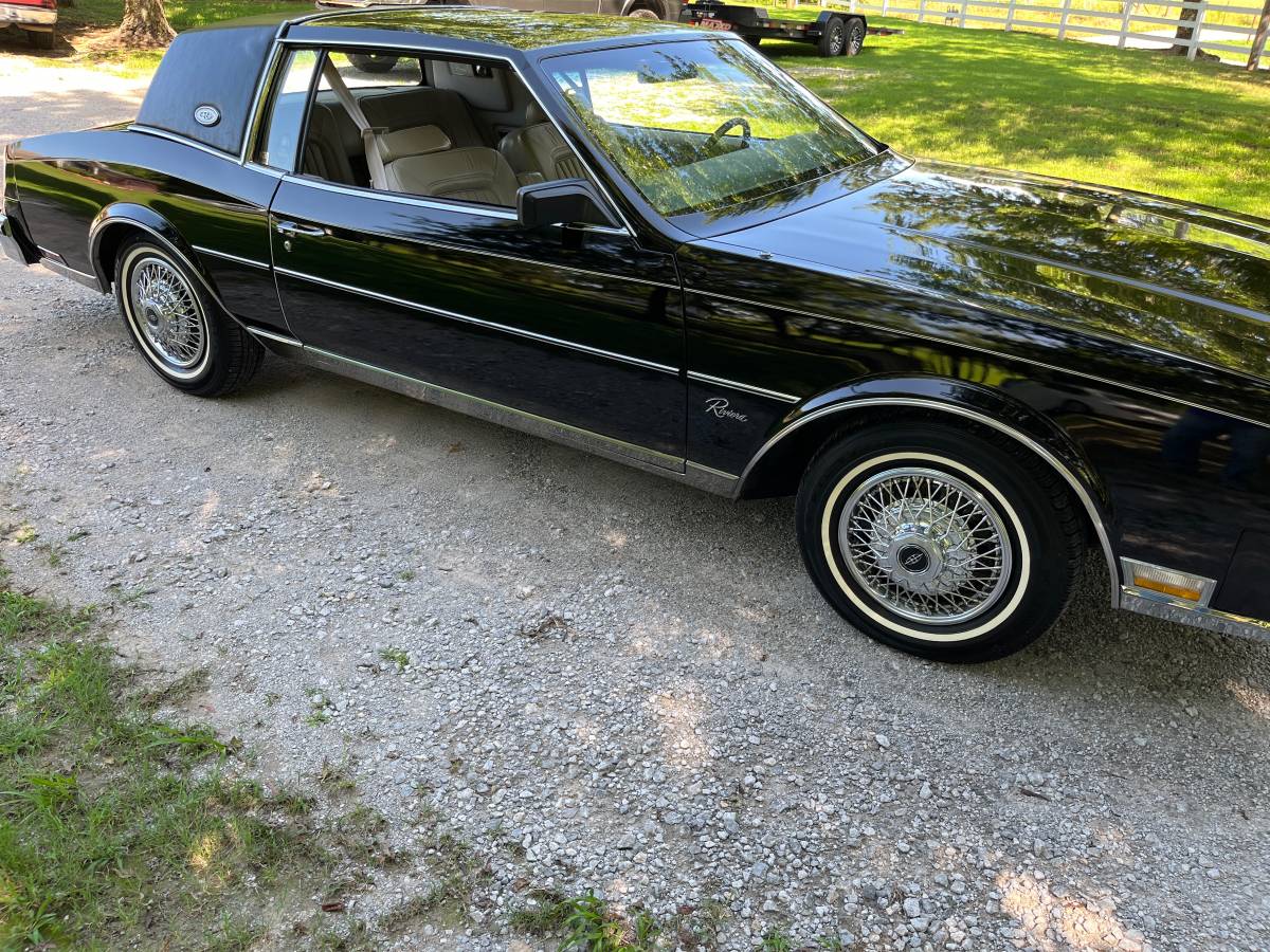 Buick-Riviera-5.0-v-8-1984-black-1