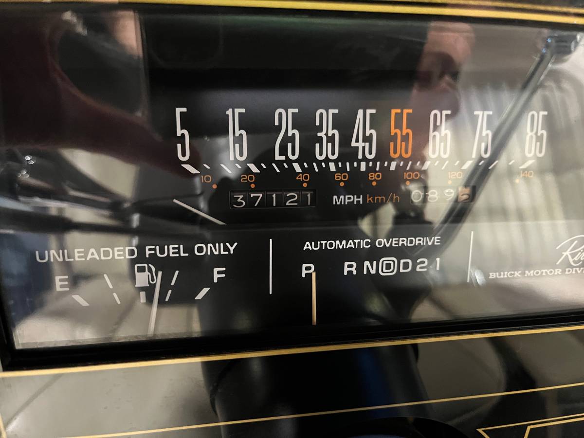 Buick-Riviera-5.0-v-8-1984-black-10