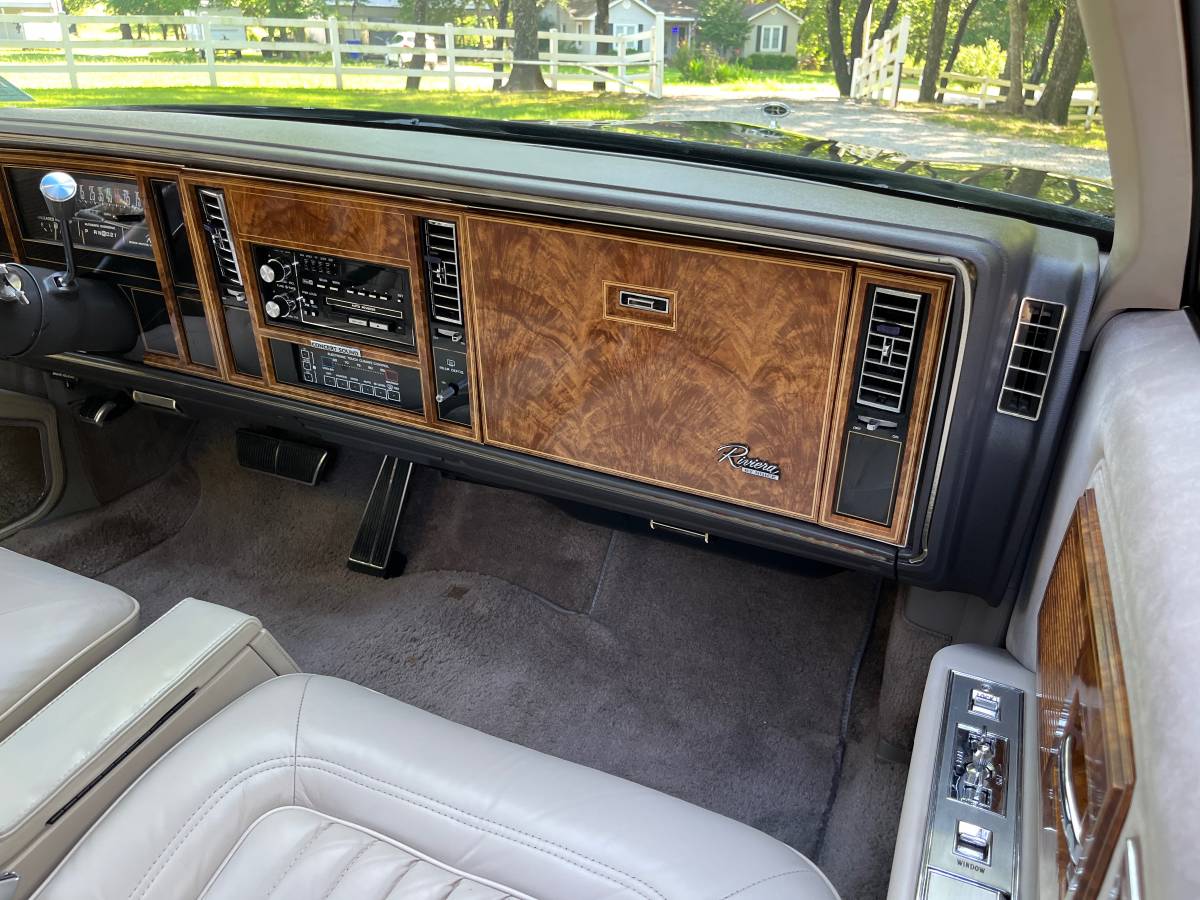 Buick-Riviera-5.0-v-8-1984-black-14