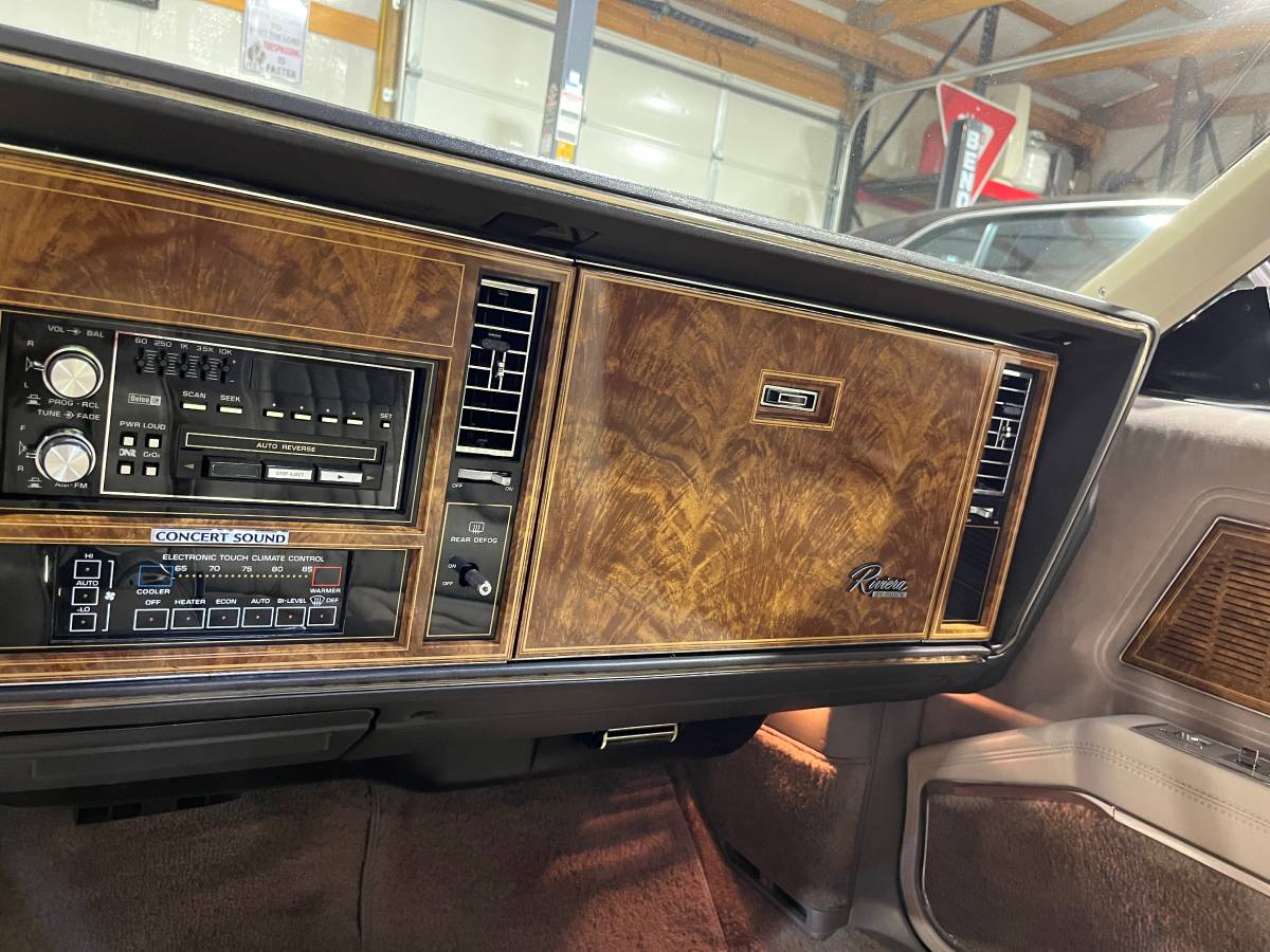 Buick-Riviera-5.0-v-8-1984-black-15