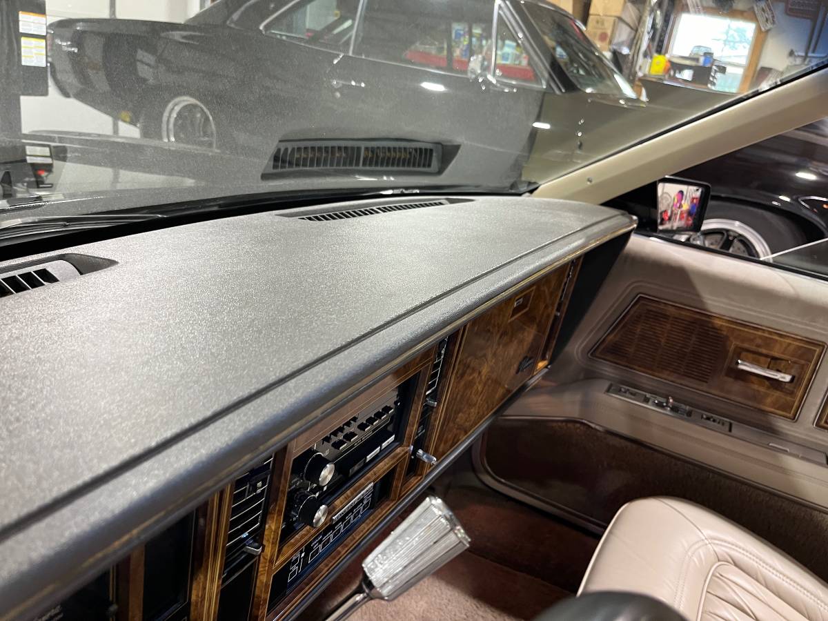 Buick-Riviera-5.0-v-8-1984-black-16