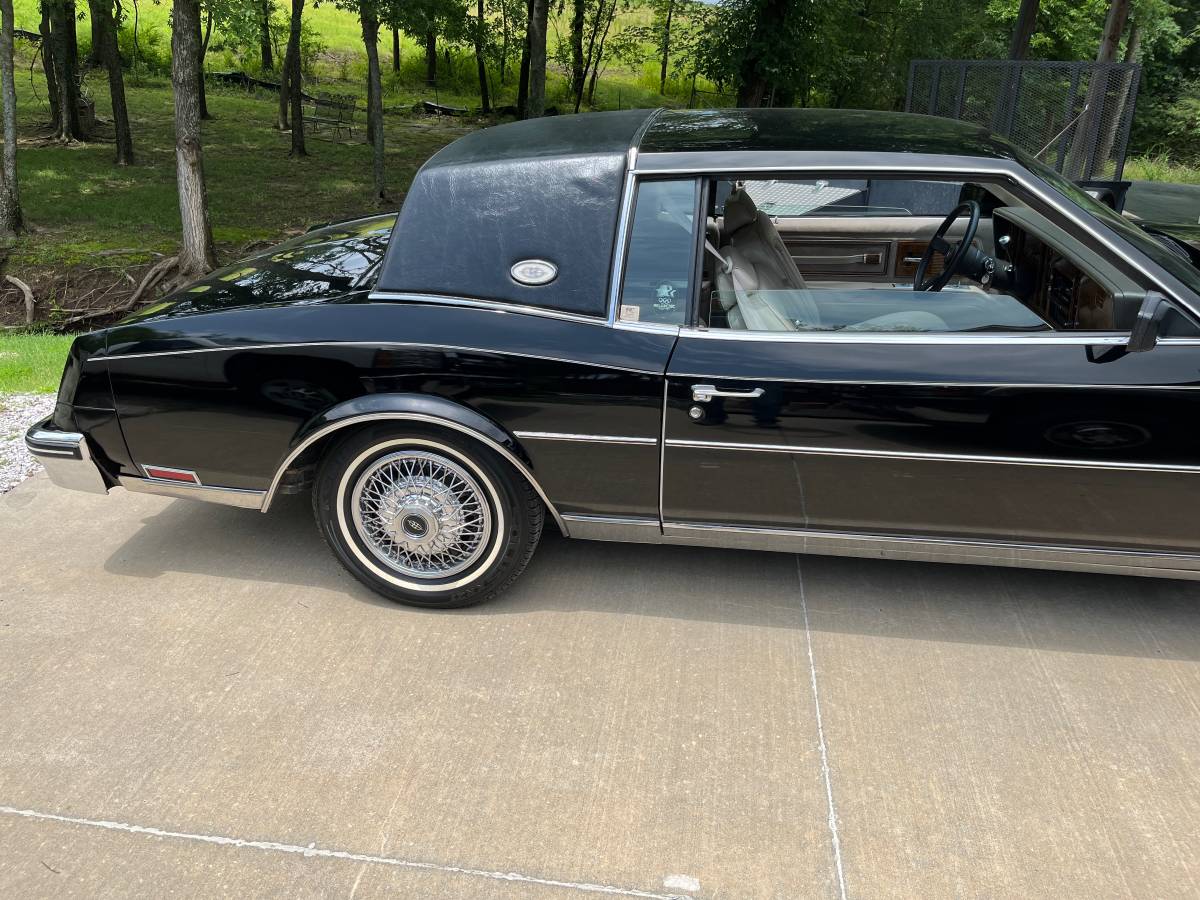 Buick-Riviera-5.0-v-8-1984-black-4