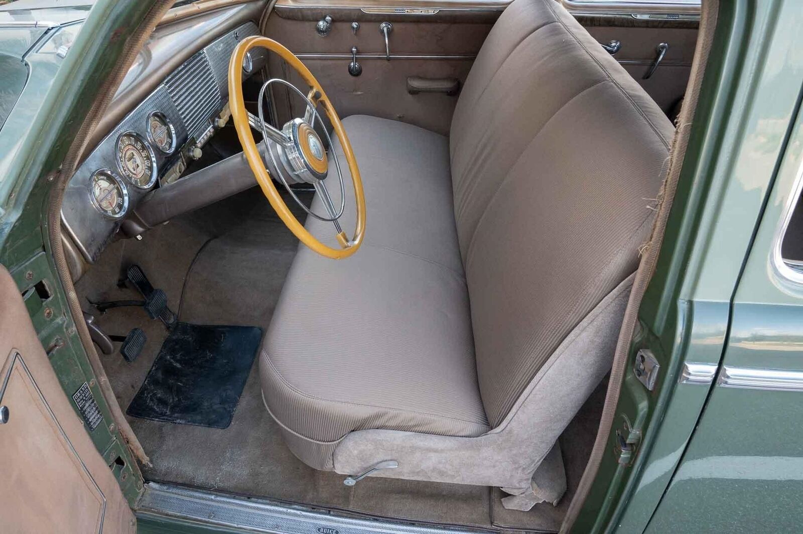 Buick-Roadmaster-1940-4-Door-13