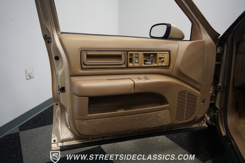 Buick-Roadmaster-1993-Light-Driftwood-Beige-39