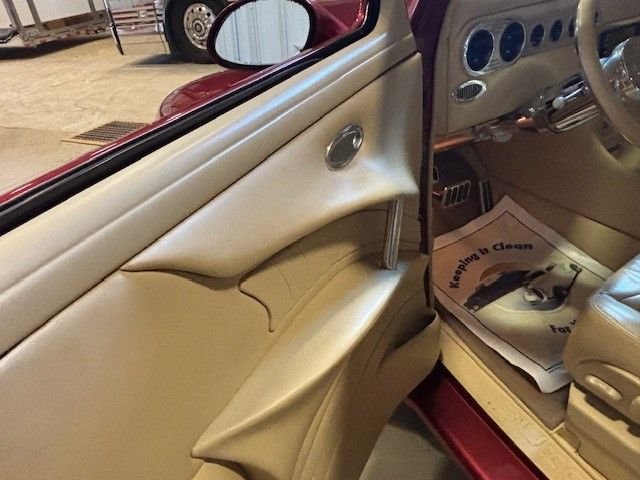 Buick-Sedan-1940-Red-Tan-11