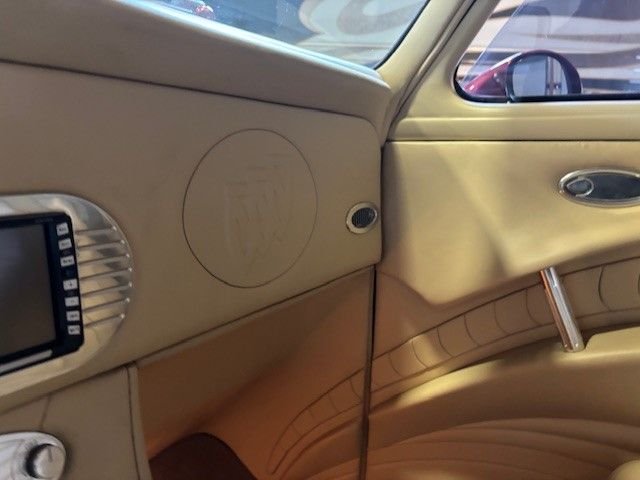 Buick-Sedan-1940-Red-Tan-29
