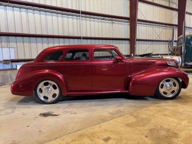Buick-Sedan-1940-Red-Tan