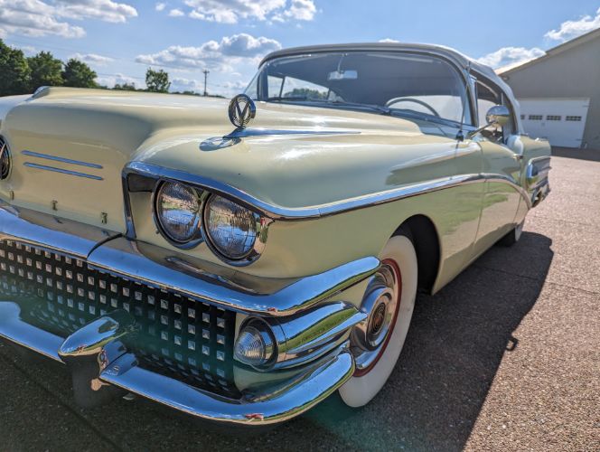 Buick-Special-1958-YellowWhite-Vinyl-t-YellowWhite-1
