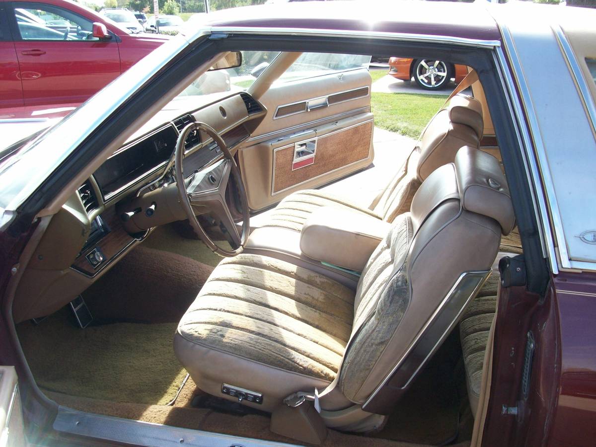 Buick-riviera-coupe-1976-red-10