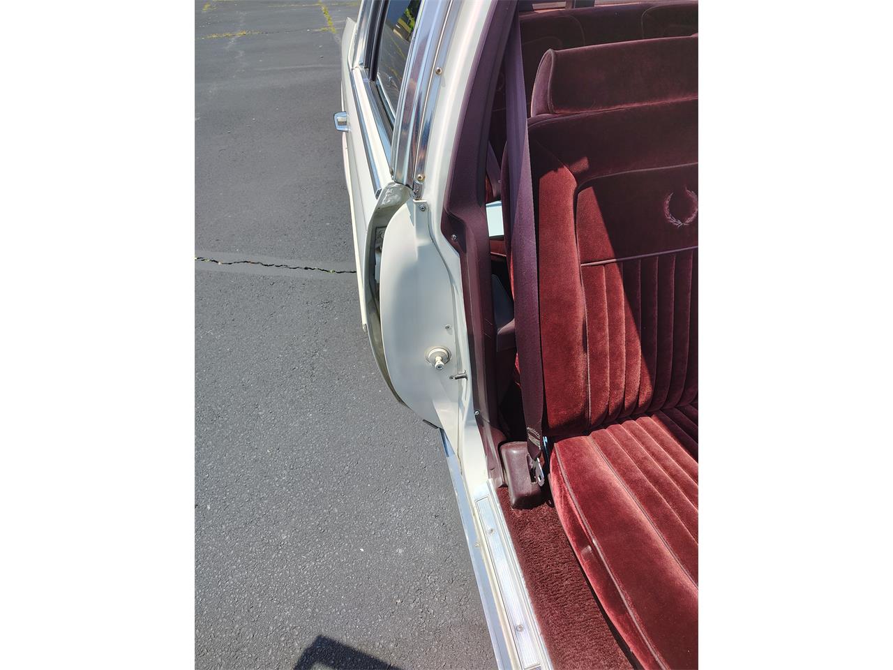 Cadillac-Brougham-1988-White-Maroon-10