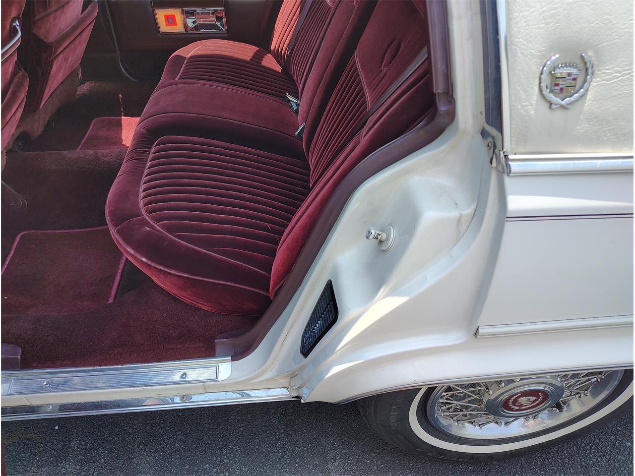 Cadillac-Brougham-1988-White-Maroon-14