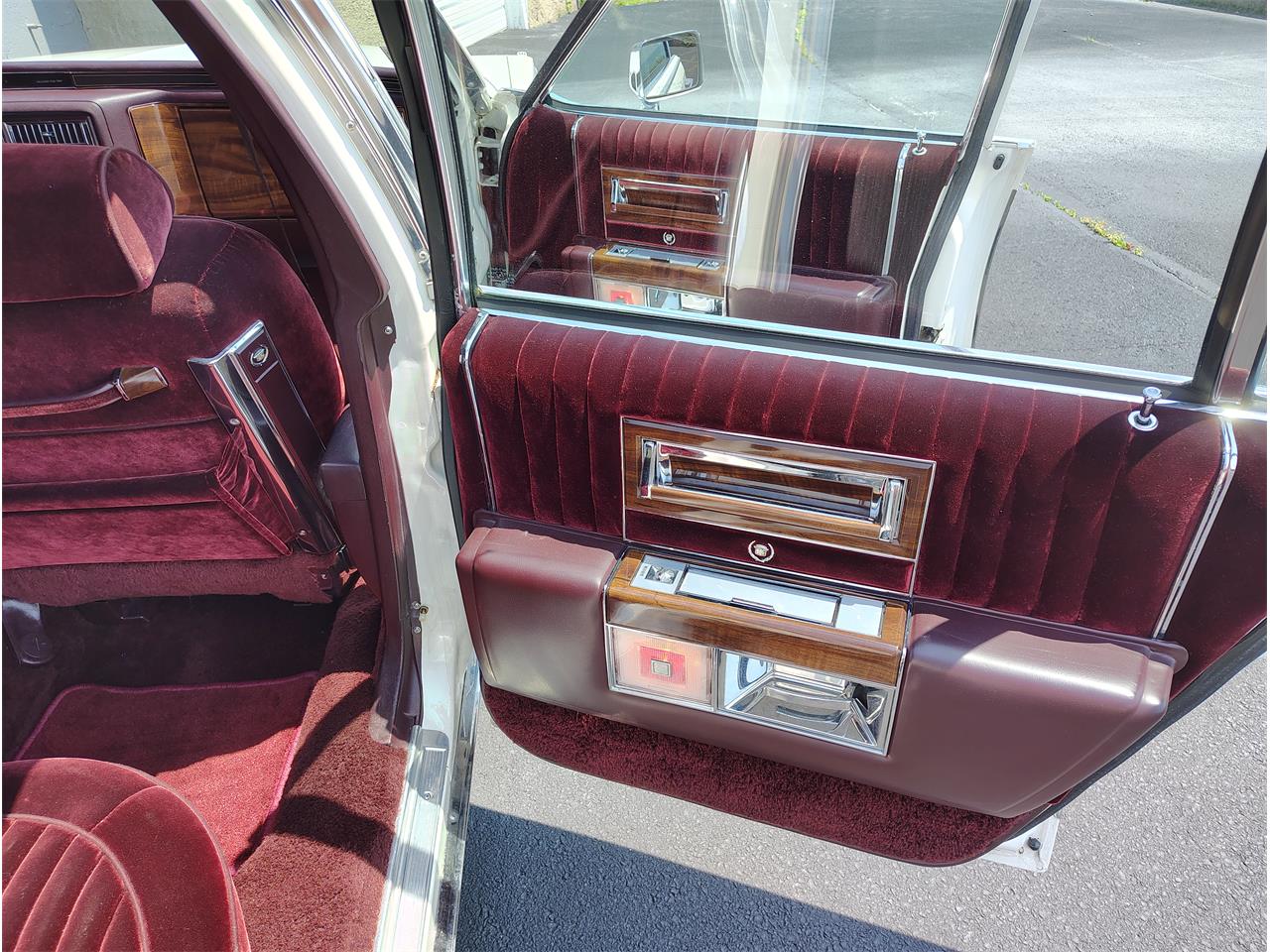 Cadillac-Brougham-1988-White-Maroon-15