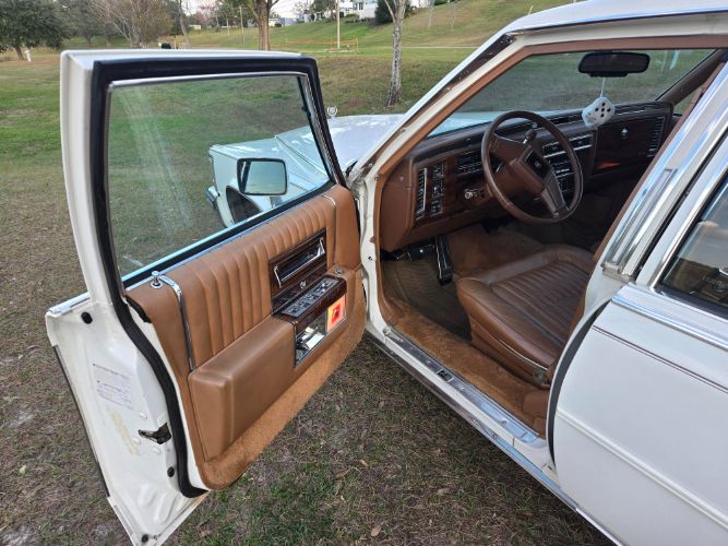 Cadillac-Brougham-1989-Cotillion-White-Beechwood-Leather-15