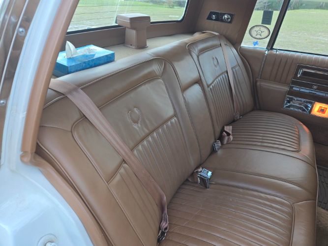 Cadillac-Brougham-1989-Cotillion-White-Beechwood-Leather-8