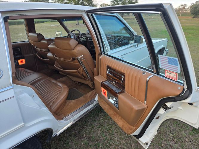 Cadillac-Brougham-1989-Cotillion-White-Beechwood-Leather-9