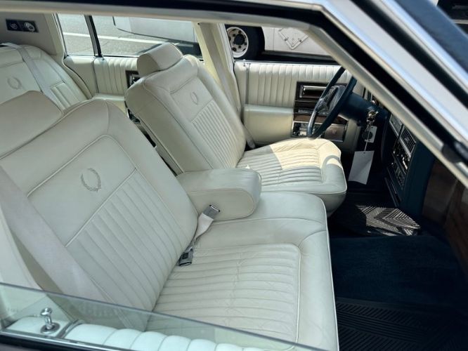 Cadillac-Brougham-1989-WhiteBlue-Top-White-Leather-4