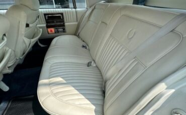 Cadillac-Brougham-1989-WhiteBlue-Top-White-Leather-5