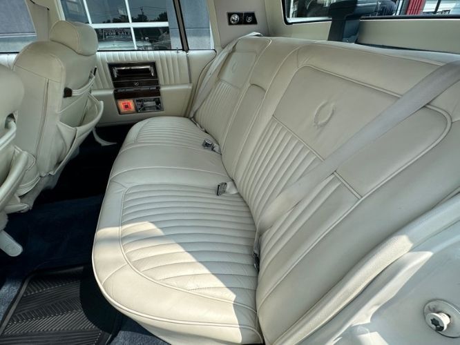 Cadillac-Brougham-1989-WhiteBlue-Top-White-Leather-5