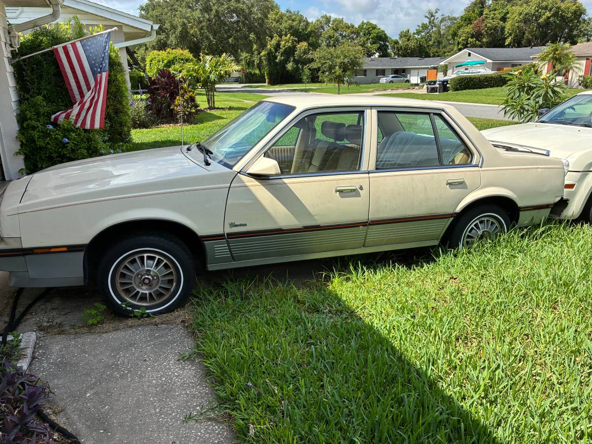Cadillac-Cimarron-1985-1