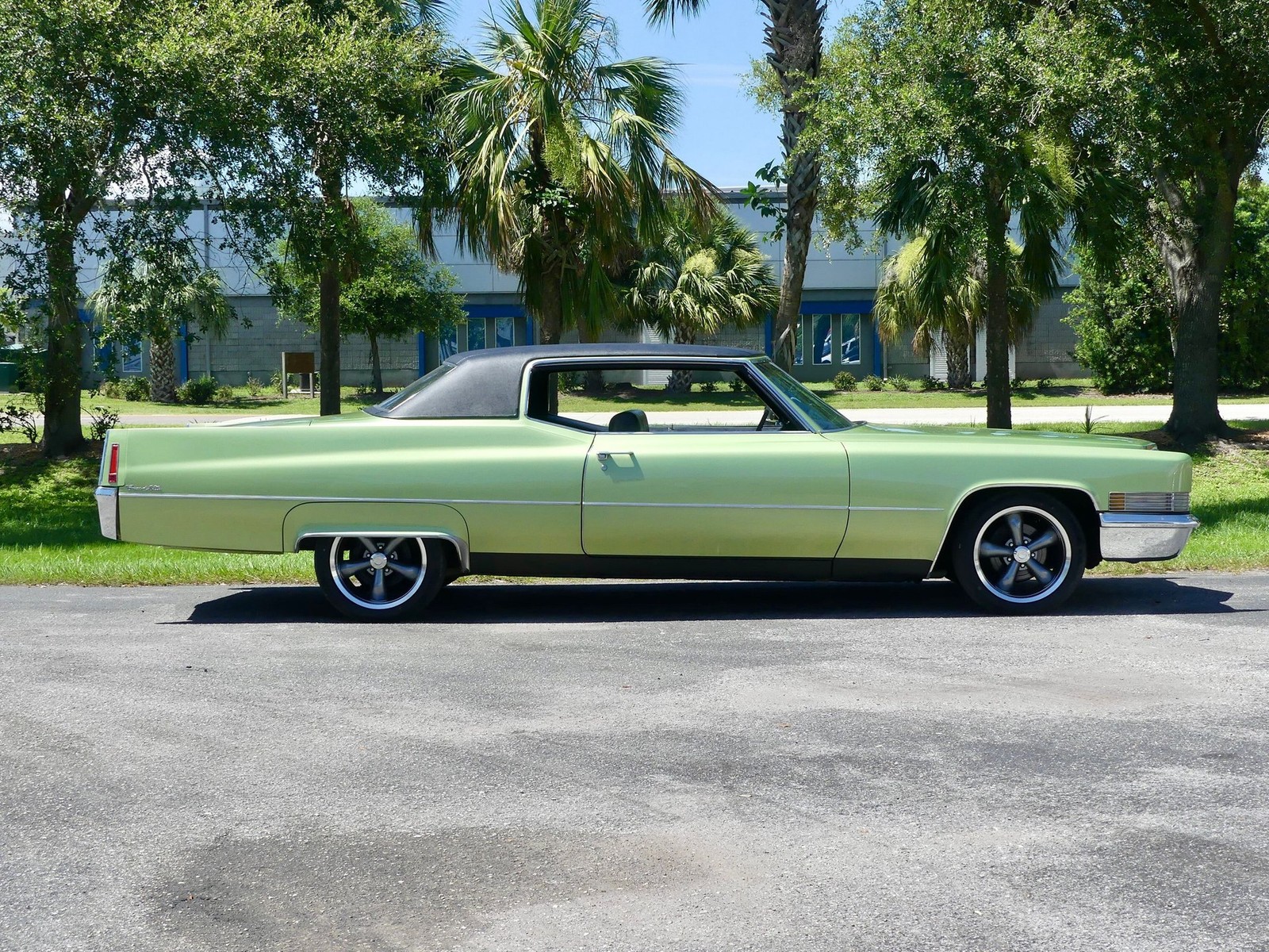 Cadillac-Coupe-DeVille-1970-Coupe-2