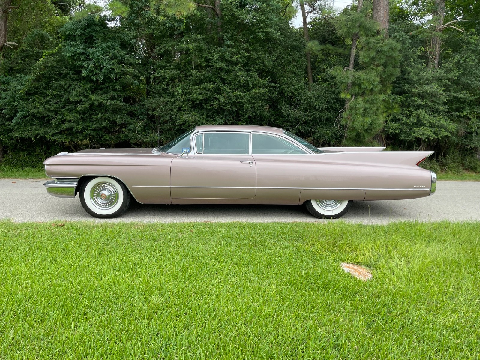 Cadillac-Coupe-Deville-1960-Coupe-1