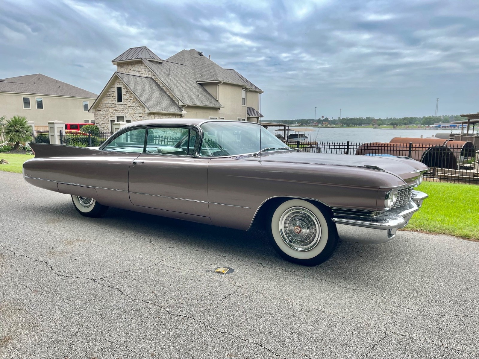 Cadillac-Coupe-Deville-1960-Coupe-2