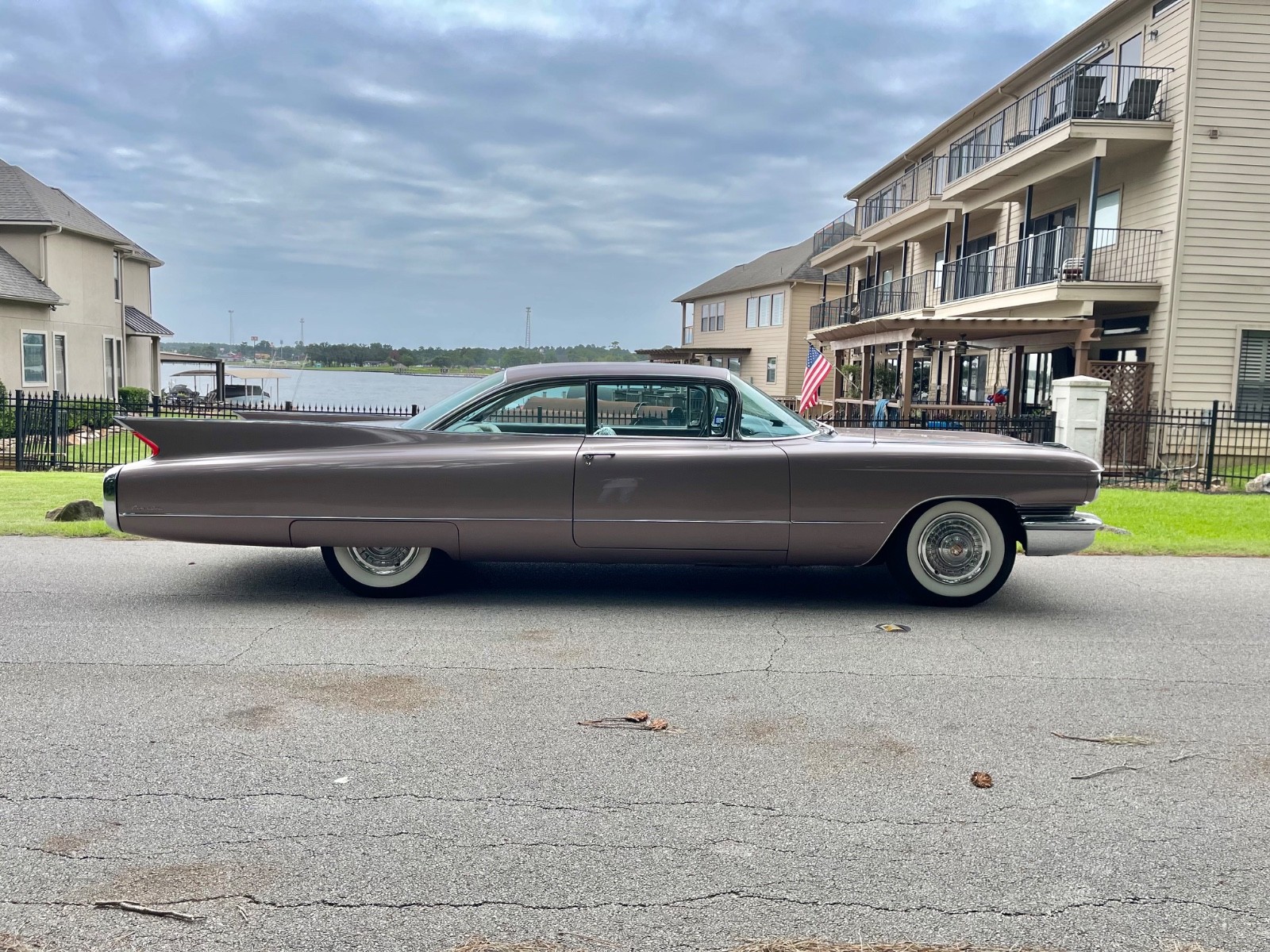 Cadillac-Coupe-Deville-1960-Coupe-3