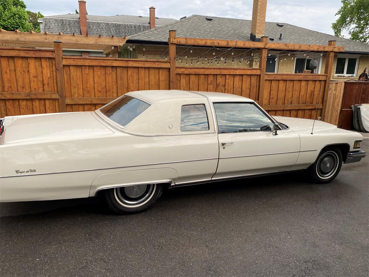 Cadillac-Coupe-deville-1975-white-red-2