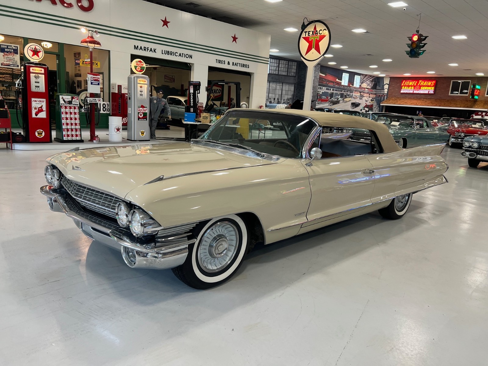 Cadillac-DeVille-1961-Convertible-1