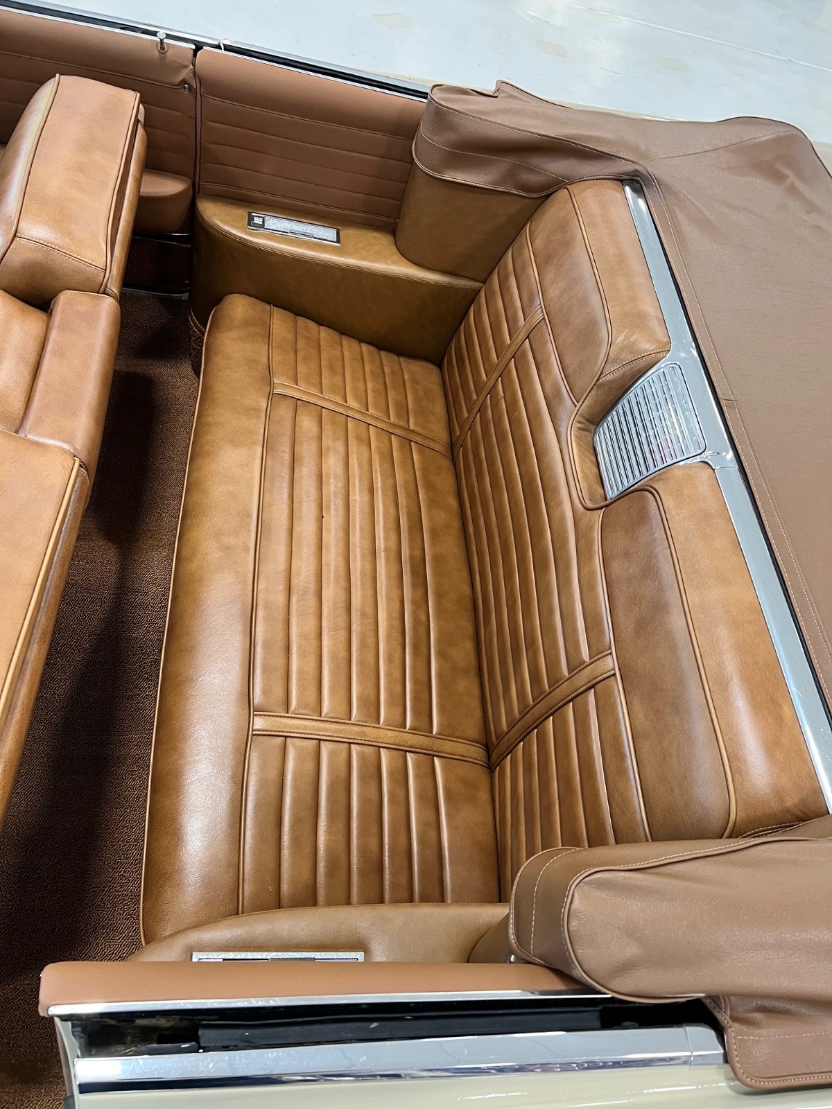 Cadillac-DeVille-1961-Convertible-11