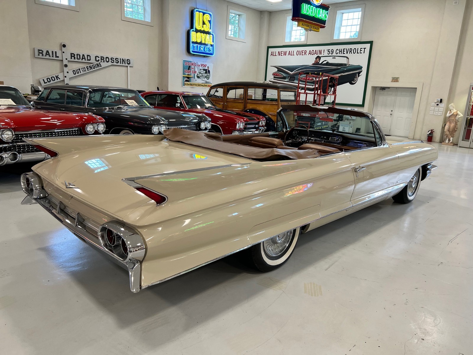 Cadillac-DeVille-1961-Convertible-2