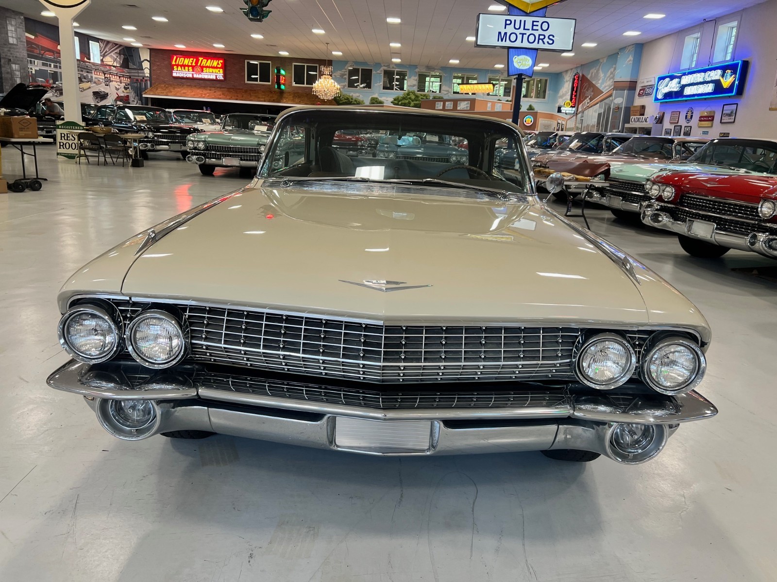 Cadillac-DeVille-1961-Convertible-3