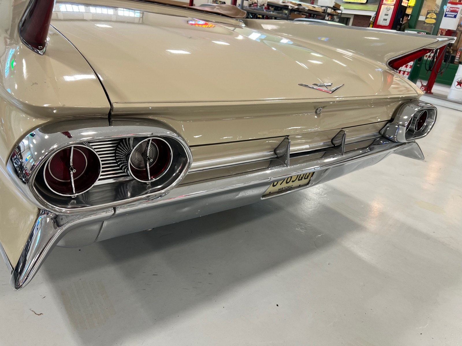 Cadillac-DeVille-1961-Convertible-4