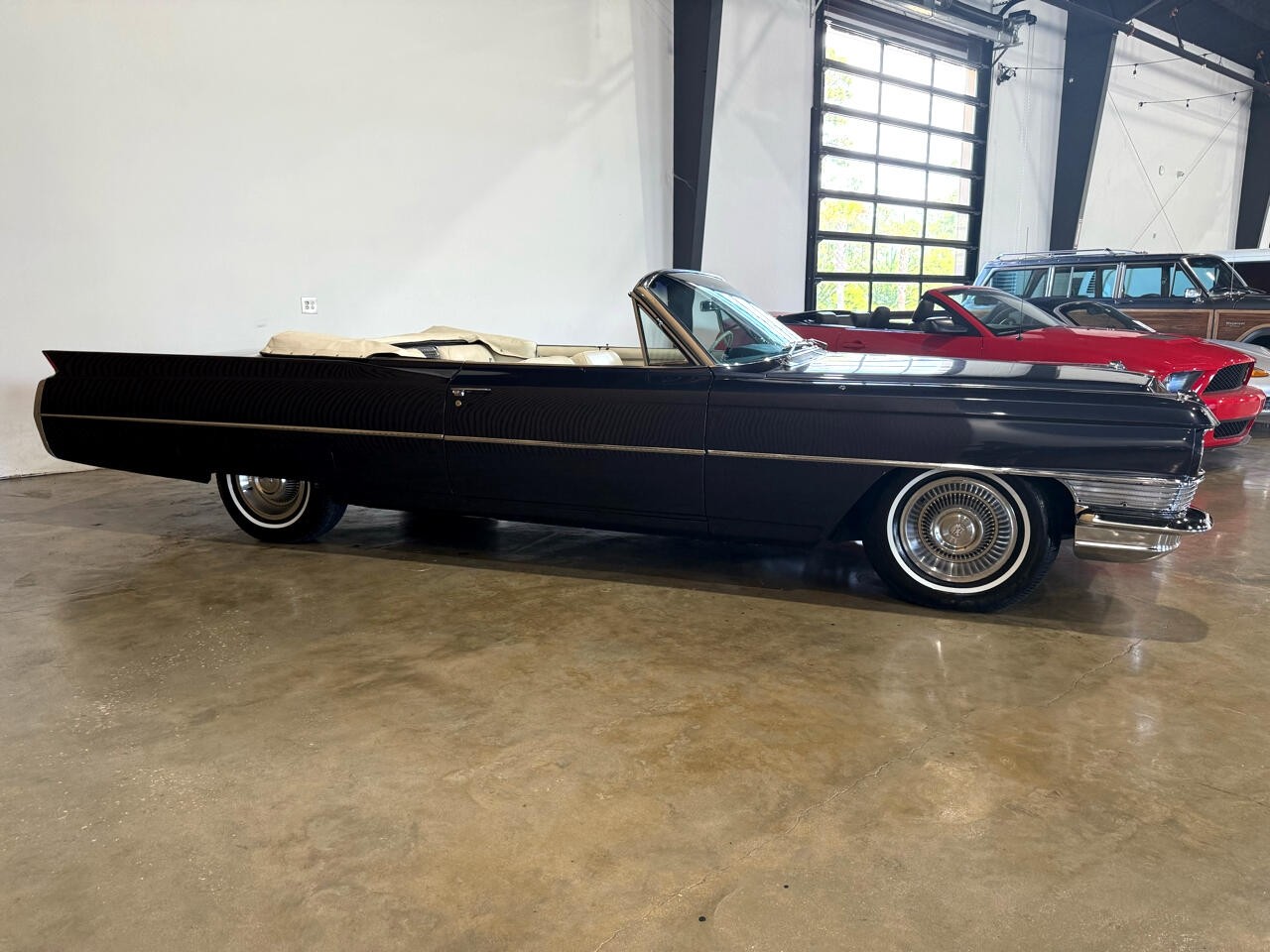 Cadillac-DeVille-1964-Classic-Car-1