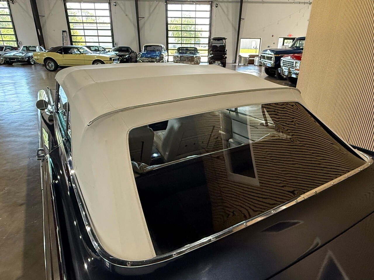 Cadillac-DeVille-1964-Classic-Car-11