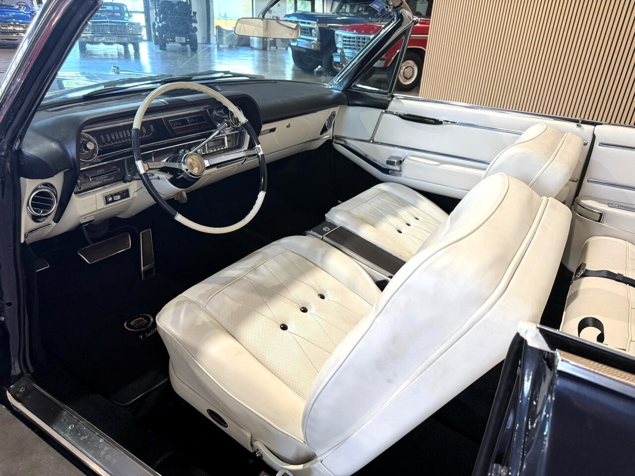 Cadillac-DeVille-1964-Classic-Car-2