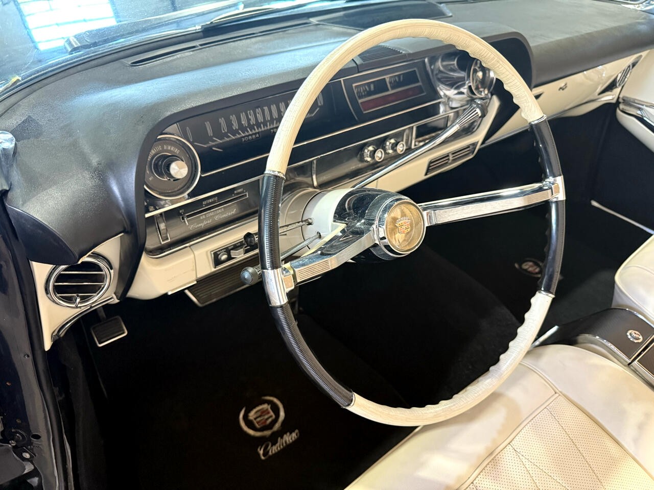 Cadillac-DeVille-1964-Classic-Car-25